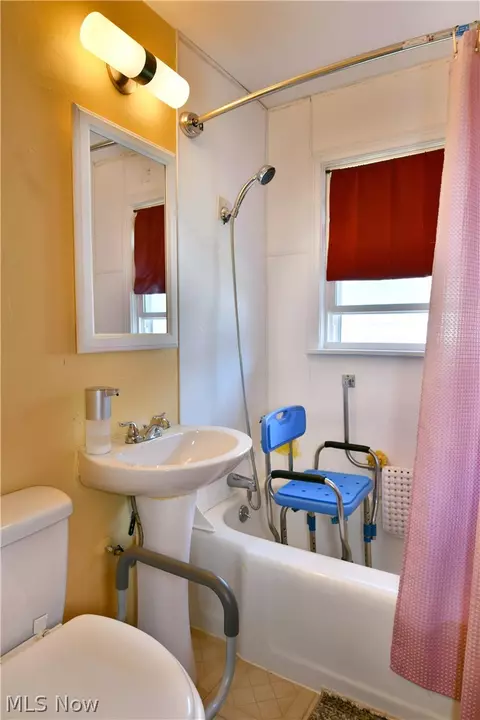 Bath - 202 Elm St, Struthers, OH 44471 photo 1 of 4