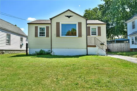 Exterior - 202 Elm St, Struthers, OH 44471 photo 2 of 12