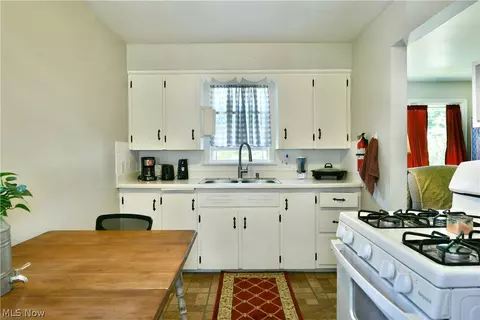 Kitchen - 202 Elm St, Struthers, OH 44471 photo 2 of 6