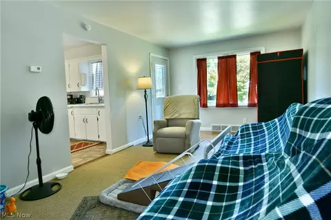 Living - 202 Elm St, Struthers, OH 44471 photo 2 of 2