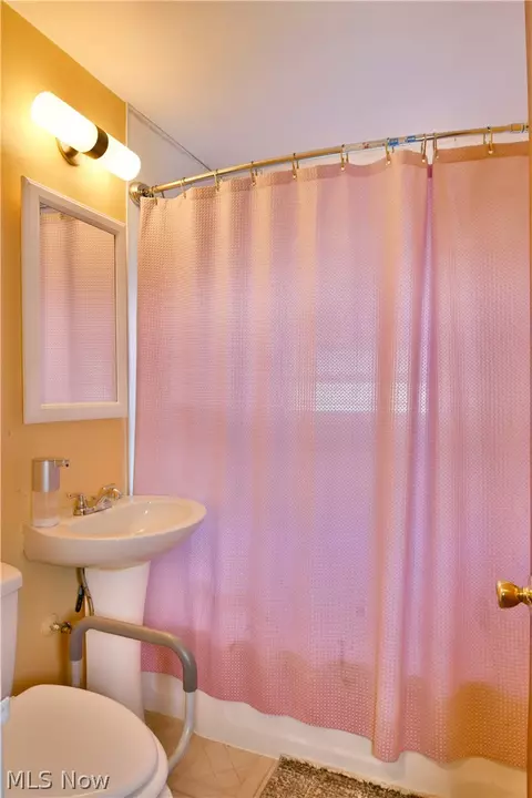 Bath - 202 Elm St, Struthers, OH 44471 photo 4 of 4