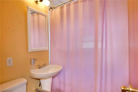 Bath - 202 Elm St, Struthers, OH 44471 photo 2 of 4