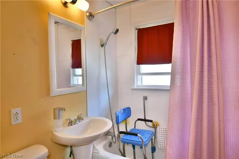 Bath - 202 Elm St, Struthers, OH 44471 photo 3 of 4