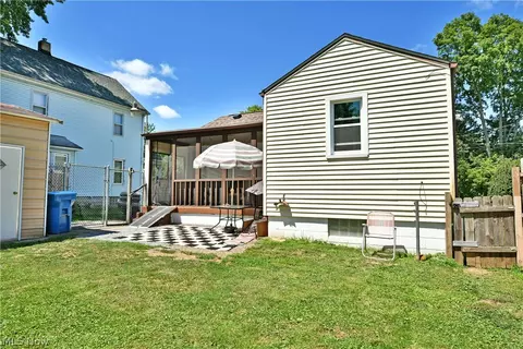 Exterior - 202 Elm St, Struthers, OH 44471 photo 8 of 12