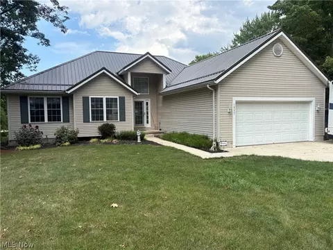 1557 Lake Crest Dr, Roaming Shores, OH 44084