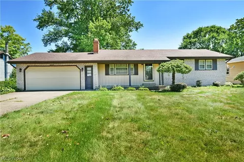 179 E Circle View Dr, New Middletown, OH 44442
