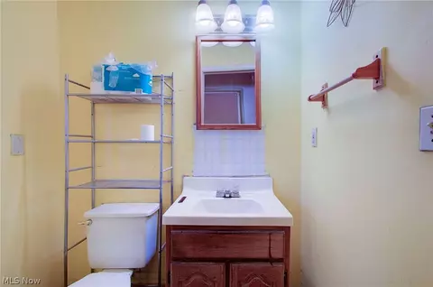 Bath - 176 E Ido Ave, Akron, OH 44301 photo 1 of 2