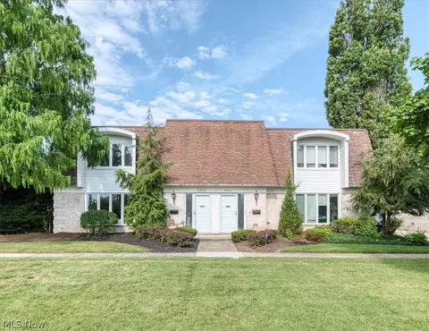 2602 S Green Rd, University Heights, OH 44122