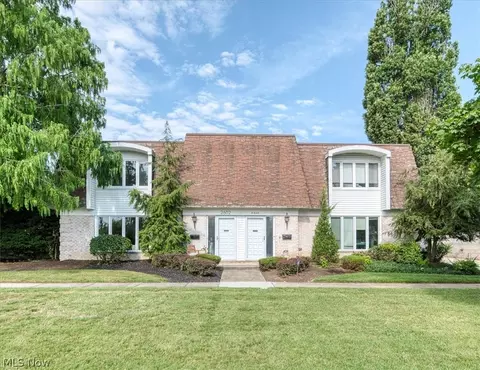 2602 S Green Rd, University Heights, OH 44122