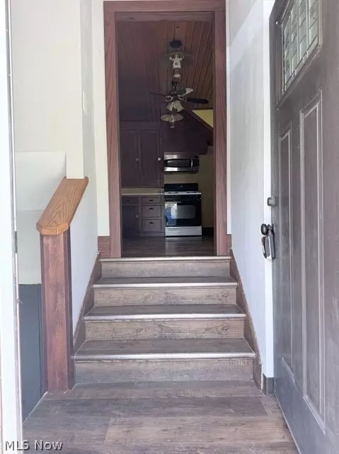 Entry Way - 370 E Under Ridge Rd, Conneaut, OH 44030 photo 1 of 2
