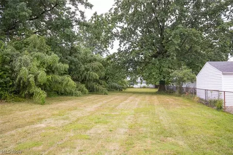 Exterior - 930 E 250th St, Euclid, OH 44132 photo 5 of 5