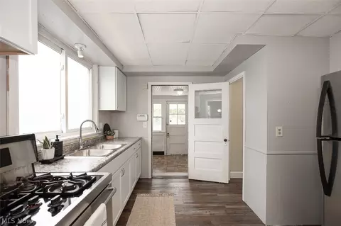 Entry Way - 930 E 250th St, Euclid, OH 44132 photo 1 of 8