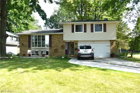 29663 Sutton Dr, North Olmsted, OH 44070