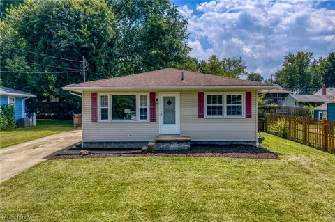 2876 Farmdale Rd, Akron, OH 44312