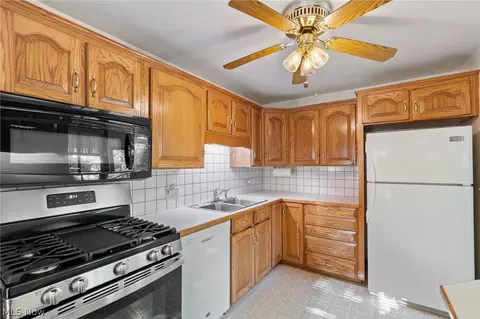 Kitchen - 154 Hilltop Dr NW, Canton, OH 44708 photo 3 of 4