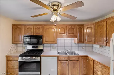 Kitchen - 154 Hilltop Dr NW, Canton, OH 44708 photo 2 of 4