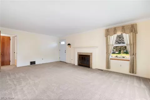 Living - 154 Hilltop Dr NW, Canton, OH 44708 photo 4 of 5