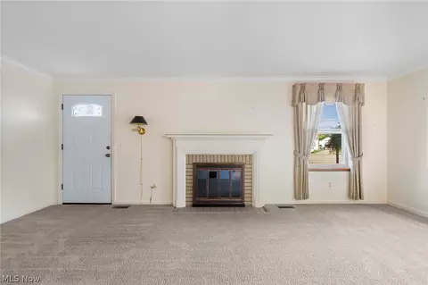 Living - 154 Hilltop Dr NW, Canton, OH 44708 photo 3 of 5