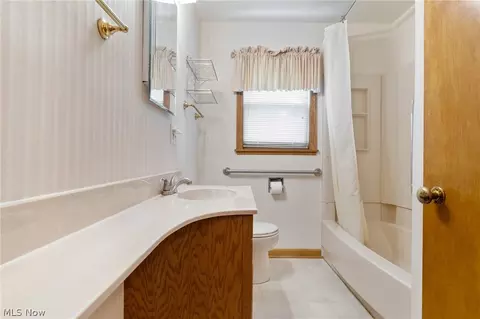 Bath - 154 Hilltop Dr NW, Canton, OH 44708 photo 1 of 2