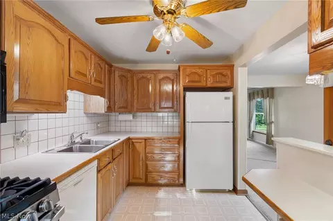 Kitchen - 154 Hilltop Dr NW, Canton, OH 44708 photo 4 of 4
