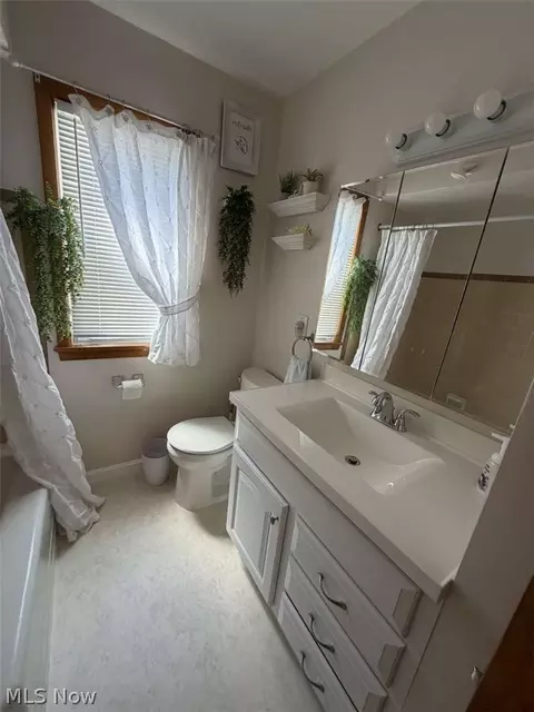 Bath - 3846 E 365th St, Willoughby, OH 44094 photo 2 of 4