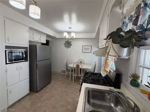 Kitchen - 3846 E 365th St, Willoughby, OH 44094 photo 1 of 2