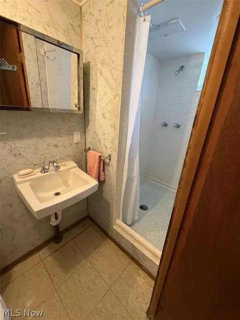 Bath - 3846 E 365th St, Willoughby, OH 44094 photo 3 of 4