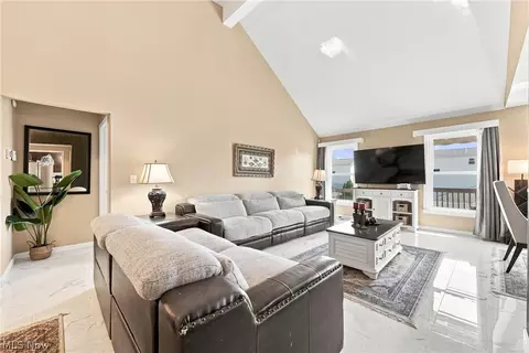 Living - 843 Cedar Way, Boardman, OH 44512 photo 2 of 5