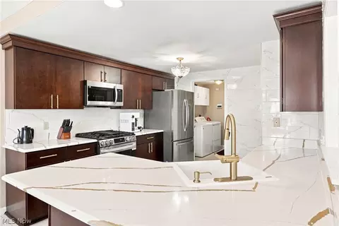 Kitchen - 843 Cedar Way, Boardman, OH 44512 photo 4 of 4