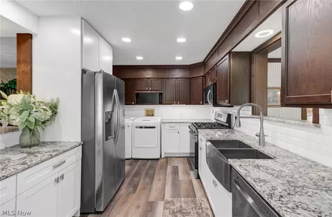 Kitchen - 411 E Mohawk Dr, Malvern, OH 44644 photo 5 of 6