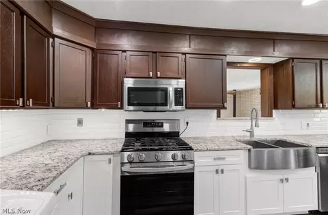 Kitchen - 411 E Mohawk Dr, Malvern, OH 44644 photo 2 of 6