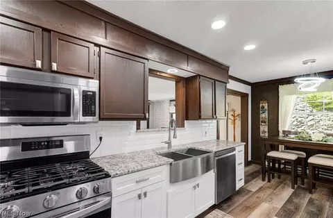 Kitchen - 411 E Mohawk Dr, Malvern, OH 44644 photo 3 of 6