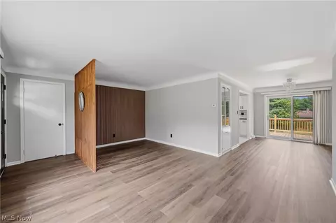 Living - 333 E Ridgewood Dr, Seven Hills, OH 44131 photo 2 of 3