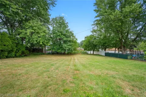 Exterior - 333 E Ridgewood Dr, Seven Hills, OH 44131 photo 3 of 3