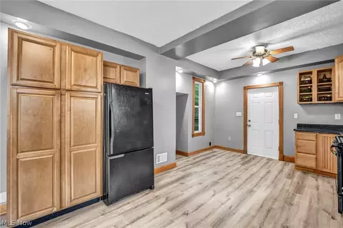 Entry Way - 175 E Walnut Ave, Painesville, OH 44077 photo 4 of 6