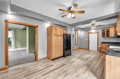 Entry Way - 175 E Walnut Ave, Painesville, OH 44077 photo 5 of 6