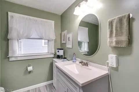 Bath - 77 Devonshire Dr, Akron, OH 44312 photo 2 of 2