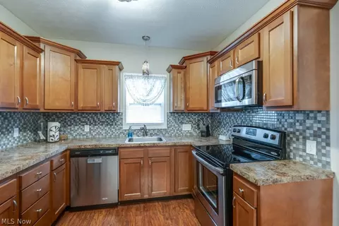 Kitchen - 77 Devonshire Dr, Akron, OH 44312 photo 2 of 4