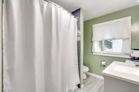 Bath - 77 Devonshire Dr, Akron, OH 44312 photo 1 of 2