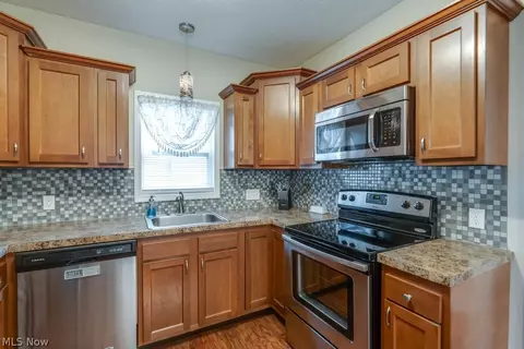 Kitchen - 77 Devonshire Dr, Akron, OH 44312 photo 3 of 4