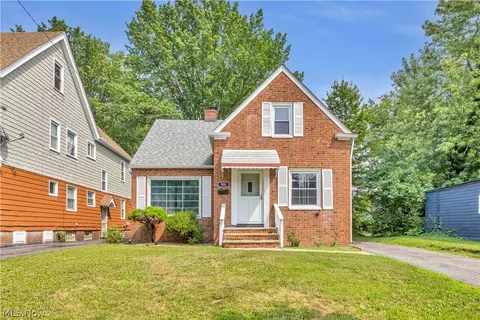 900 Eloise Dr, Cleveland Heights, OH 44112