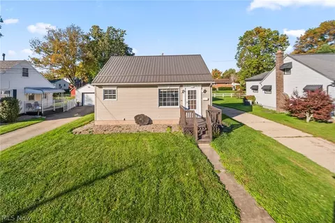 1427 E Broad, Louisville, OH 44641