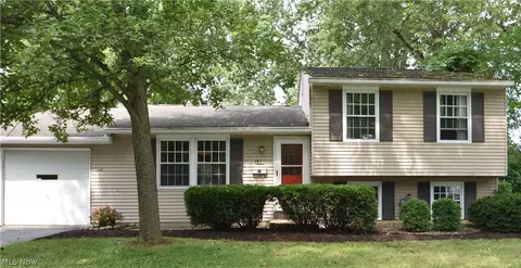 143 Camrose Dr, Niles, OH 44446