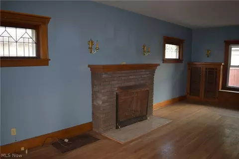 Living - 368 Sexton St, Struthers, OH 44471 photo 2 of 6