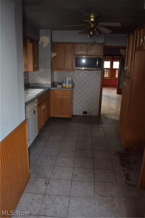 Entry Way - 368 Sexton St, Struthers, OH 44471 photo 1 of 2