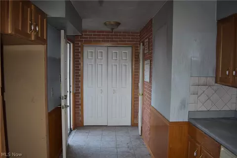 Entry Way - 368 Sexton St, Struthers, OH 44471 photo 2 of 2