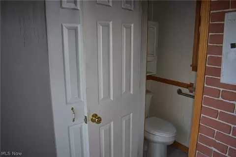 Bath - 368 Sexton St, Struthers, OH 44471 photo 1 of 2