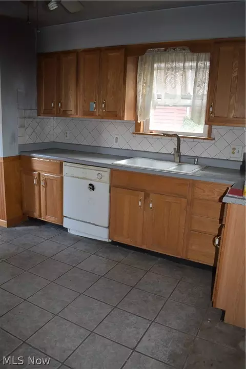 Kitchen - 368 Sexton St, Struthers, OH 44471 photo 2 of 2