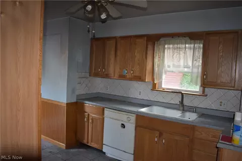 Kitchen - 368 Sexton St, Struthers, OH 44471 photo 1 of 2