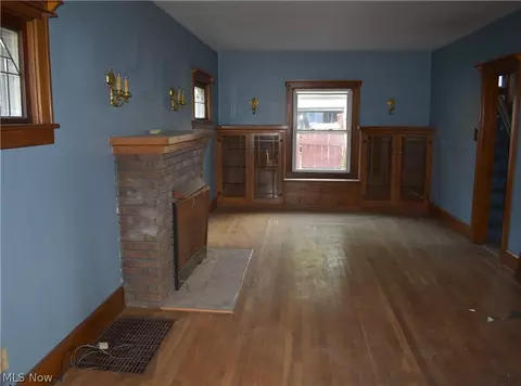 Living - 368 Sexton St, Struthers, OH 44471 photo 4 of 6